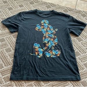 7/$20 Disney hibiscus Mickey Mouse t shirt size large